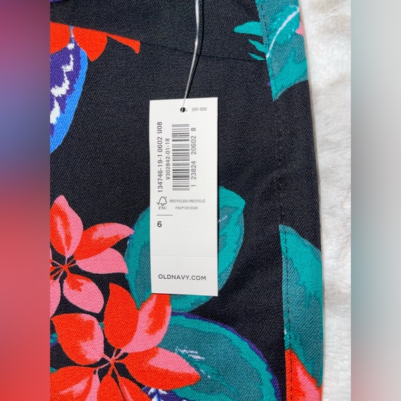 Old Navy Pixie Skinny Pants - Picture 2 of 4